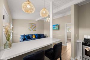 cocina y sala de estar con sofá azul en Downtown apt recently remodeled en Santa Bárbara