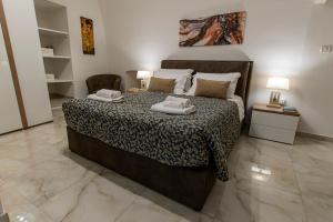 - une chambre avec un lit et 2 serviettes dans l'établissement Casa Cecilia, à Casamassima