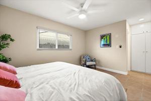 1 dormitorio con cama blanca y ventana en Beach Apartment Walk Downtown, en Santa Bárbara
