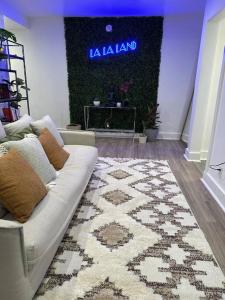 een woonkamer met een witte bank en een tapijt bij La La Land by Luca - Free Garage Parking in Los Angeles