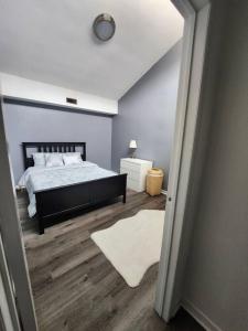 1 dormitorio con cama y alfombra blanca en Foresight Chalet Talbot, en Leamington