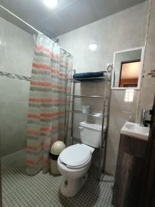 Ένα μπάνιο στο Alojamiento HM