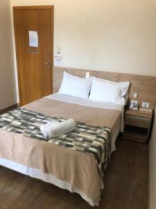 - une chambre avec un grand lit et 2 serviettes dans l'établissement Rancho das Pedras Itaberá, à Itaberá