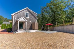 Cette petite maison dispose d'une terrasse et d'une clôture. dans l'établissement Quiet, Pet Friendly, close to Edgartown and Oak Bluffs, à Edgartown