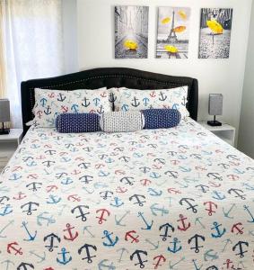 - un lit avec une couette colorée dans l'établissement Quiet, Pet Friendly, close to Edgartown and Oak Bluffs, à Edgartown