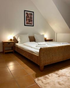 1 dormitorio con 1 cama grande con sábanas y almohadas blancas en Stadtoase Wohnung nahe Hauptbahnhof, en Coblenza