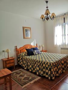 een slaapkamer met een bed, een tafel en een raam bij Viviendas Vacacionales Beni II in Llanes