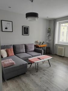 salon z kanapą i stołem w obiekcie Apartament Paderewskiego w Kielcach