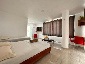 1 dormitorio con cama, mesa y TV en Pousada Diamante en Ubajara