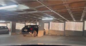 un garage con un'auto parcheggiata in esso di Nuestro Rinconcito del Soho a Málaga