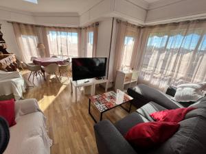 ein Wohnzimmer mit Sofas, einem TV und einem Tisch in der Unterkunft 4 BEDROOMS -SENECA Center Apartment in Alicante