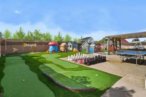 ein Minigolfplatz auf einem Spielplatz in der Unterkunft The Disneyland Dream: Arcade, Theater, Play, Golf+ in Garden Grove + 34 Fotos