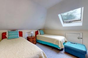 um quarto com 2 camas e uma janela em Long Sands Escape em York