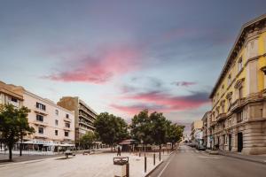 une rue urbaine vide avec un ciel nuageux dans l'établissement Momento Soggiorno di Charme, à Foggia