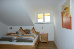 1 dormitorio con cama y ventana en Ferienwohnungen Hollerberg Wohnung 1, en Regen