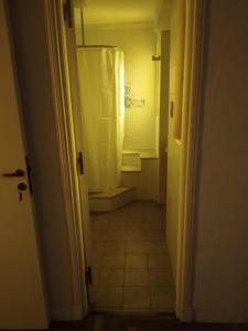 ein Badezimmer mit Dusche, Toilette und Waschbecken in der Unterkunft Casa grande en Mar del Plata, cochera, parrilla, parque, TV con wifii. IMPECABLE in Mar del Plata + 5 Fotos