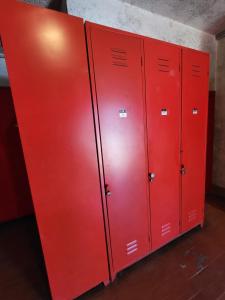 Deux casiers rouges sont installés l'un à côté de l'autre dans l'établissement ViviFoppolo, à Foppolo