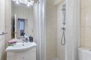 Koupelna v ubytování Apartment Penyon - PlusHolidays + 27 fotografií