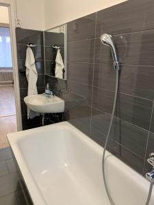 een badkamer met een ligbad en een wastafel bij Just Berlin - Wohnung für bis zu 12 Personen in Berlijn +31 foto's