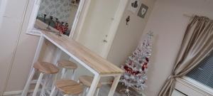 eine Treppe mit Hockern und einem Weihnachtsbaum in einem Zimmer in der Unterkunft Lapland winter cottage in Rovaniemi
