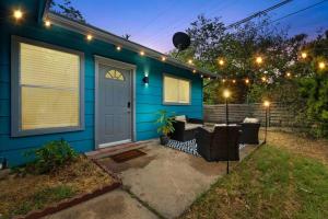 een blauw huis met een blauwe deur en wat verlichting bij Hestia: 3BR S. Lamar Gem- Foodies Dream! in Austin