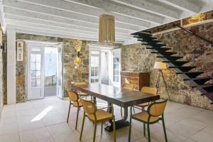 - une salle à manger avec une table et des chaises en bois dans l'établissement Maison Bernabet - Rooftop avec vue sur la Montagne Pelée, à Saint-Pierre