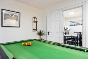 Una habitación con una mesa de billar con bolas encima. en Ballycastle Bolthole, en Ballycastle