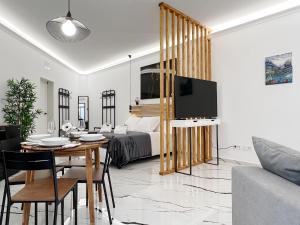 a living room with a bed and a dining room table at Apartamento en la Gran Manzana in Valencia