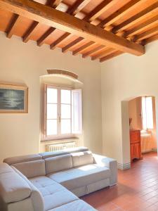 ein Wohnzimmer mit einem Sofa und einem Tisch in der Unterkunft Berenice Housing in Prato