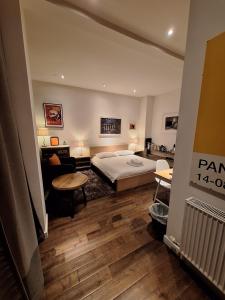 sypialnia z łóżkiem i salon w obiekcie cool room in shared house w mieście York