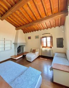 een woonkamer met 2 bedden en een open haard bij Berenice Housing in Prato