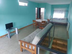 sala de estar con sofá y dormitorio en Monoambiente Centrico Pihue en 