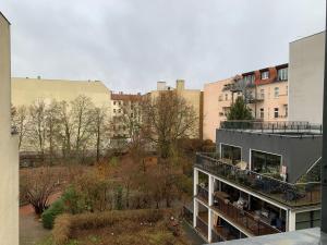 een appartementencomplex met een balkon in een stad bij Just Berlin - Wohnung für bis zu 12 Personen in Berlijn