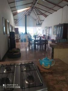 cocina con fogones y comedor en Casa Grande Guateque, en Guateque