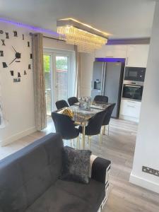 a living room with a table and chairs and a kitchen at Watford cottage holiday house in Abbots Langley