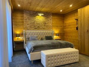 een slaapkamer met een groot bed en een bakstenen muur bij Wolfstein - Le Boutique Hotel in Bad Harzburg