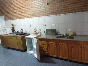 Il comprend une cuisine équipée d'un évier et d'une cuisinière. four supérieur dans l'établissement Casa quinta vuelta de obligado, à Vuelta de Obligado
