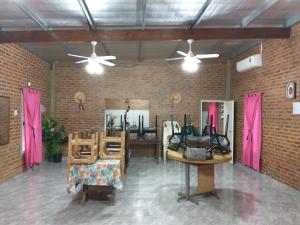 Cette chambre dispose de rideaux roses et d'une table avec des sacs. dans l'établissement Casa quinta vuelta de obligado, à Vuelta de Obligado