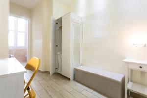y baño blanco con ducha y aseo. en Il Guardinfante - Camera indipendente con bagno privato, en Turín