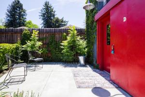 una casa roja con sillas en el patio en Petaluma Warehouse Lofts unit E en Petaluma