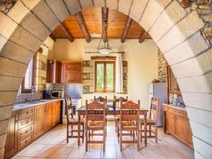 een keuken met een tafel en stoelen in een kamer bij Falasarna Villas in Falasarna