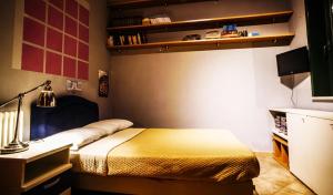タオルミーナにあるSuite de Rolandのベッドルーム1室(ベッド1台、ランプ付きデスク付)