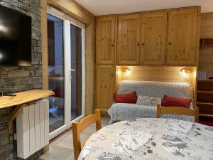 a small room with a table and a couch at Carène in Valloire