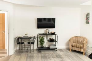 En TV eller et underholdningssystem på Cozy Studio Flat for Rent