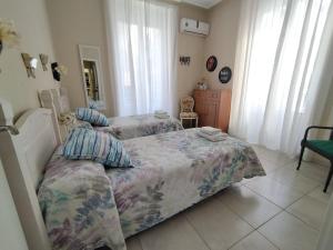a bedroom with two beds and a mirror at ★★APARTAMENTOS MARIN★★ in Alicante