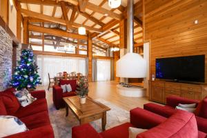 Sala de estar con árbol de Navidad y TV en Villa Katerina Deluxe - Pirin Golf and Country Club, en Bansko