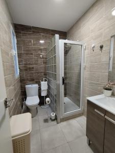 een badkamer met een douche, een toilet en een wastafel bij ★★APARTAMENTOS MARIN★★ in Alicante