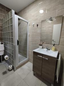 y baño con ducha, lavamanos y ducha. en ★★APARTAMENTOS MARIN★★ en Alicante