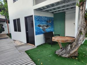ein Haus mit einem Bild eines Vogels an der Wand in der Unterkunft Hotel La Jungla in Puerto Villamil
