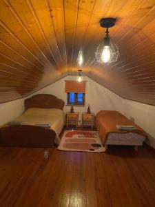um quarto com duas camas numa tenda em Casa da Cantarinha em Fundão
